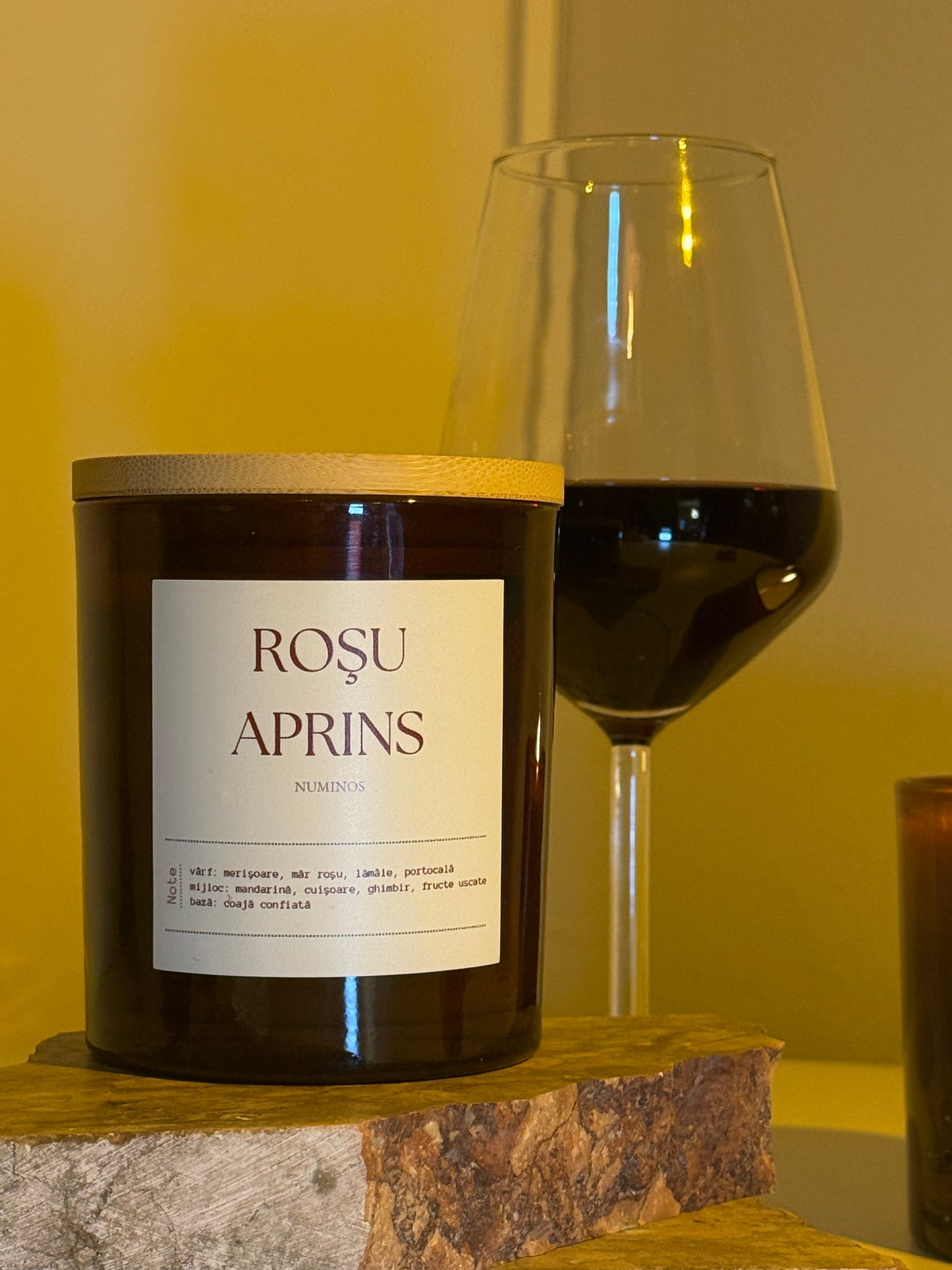 Roșu aprins - lumânare parfumatǎ