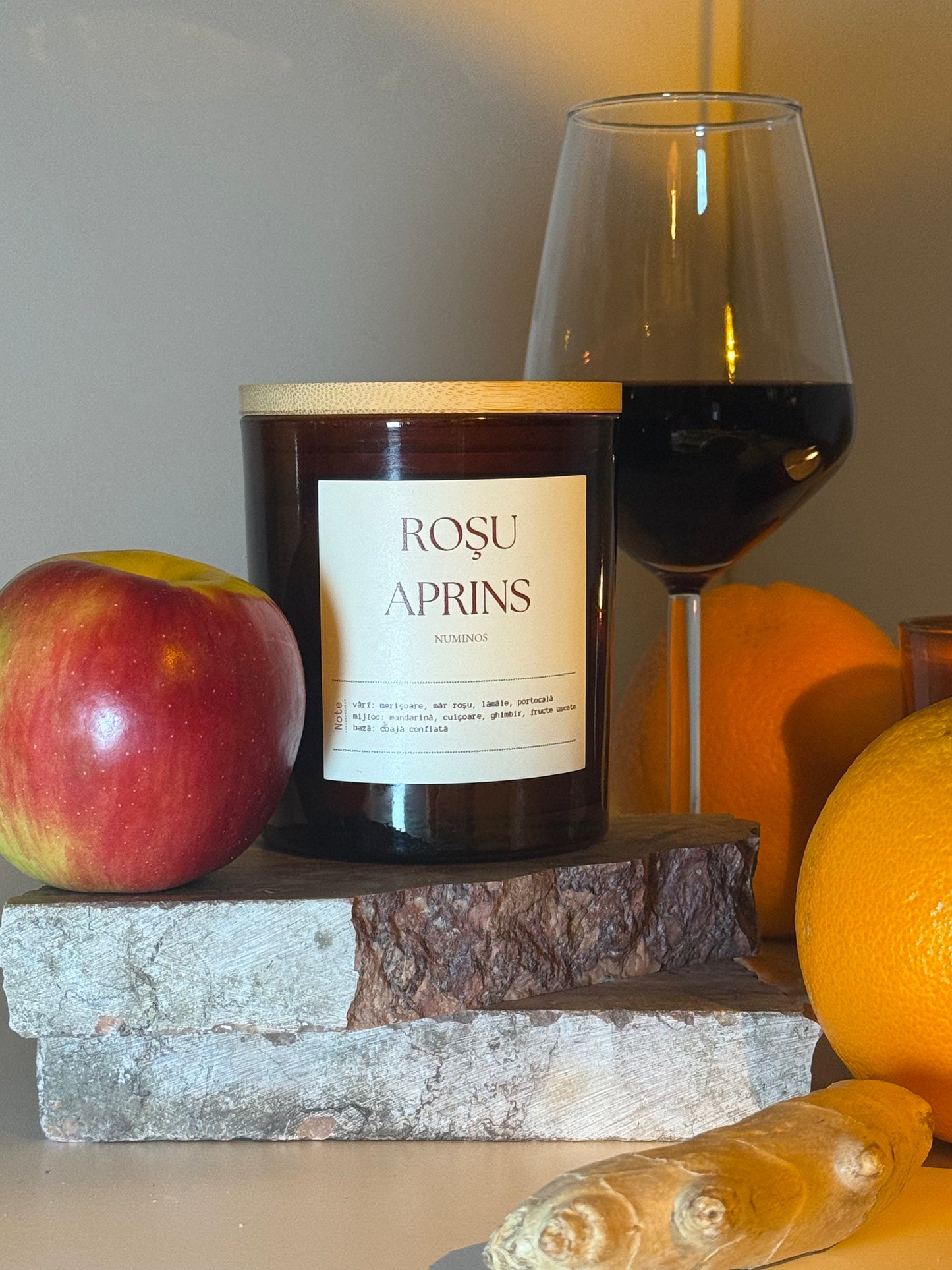 Roșu aprins - lumânare parfumatǎ